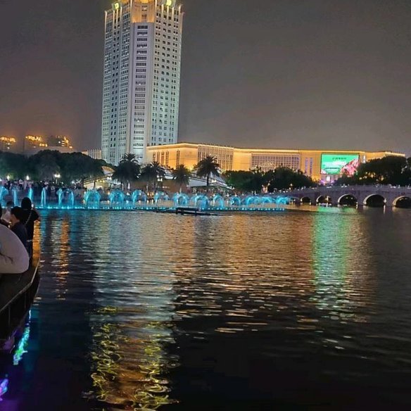未来之夜：绿茵场上，无人机织就璀璨星空