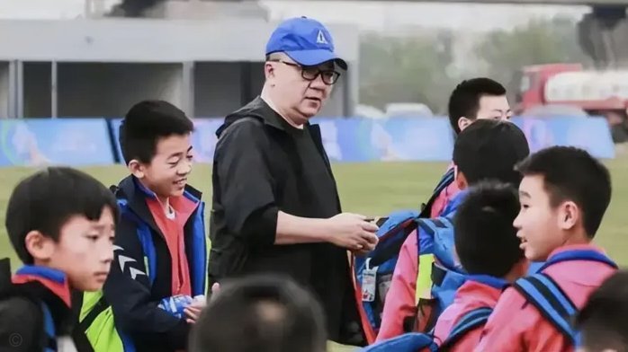 董路小将重前场高压逼抢围抢，身体对抗，而正统出来的小邝老二在前场逼抢和对抗哪样行？