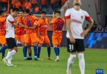 武汉三镇5-1大胜青岛海牛卡迪斯双响十人作战失利