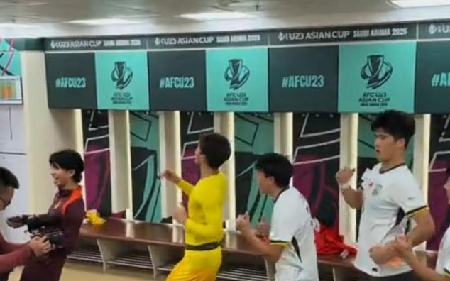 亚运会季军赛后，U23国足全队在更衣室跳舞庆祝！