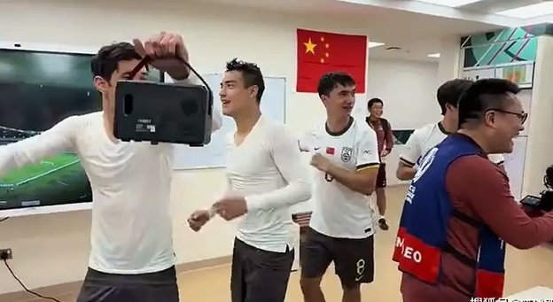 亚运会季军赛后，U23国足全队在更衣室跳舞庆祝！